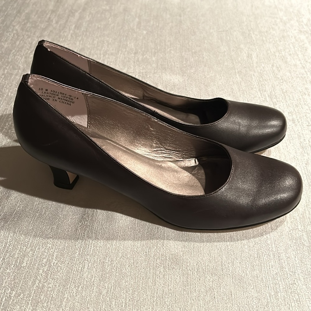 Array Flatter Dark Gray Leather Round Toe Pumps - image 4